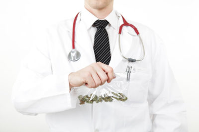 Ein zentrales Thema beim Schmerz- und Palliativkongress 2018 war die Verordnung von Cannabinoiden. Sie ist seit März letzten Jahres auch zu Lasten der gesetzlichen Krankenkassen möglich. Verordnungsunsicherheit ist aber noch häufig. Die Deutsche Gesellschaft für Schmerzmedizin (DGS) hat deshalb eine Leitlinie entwickelt.