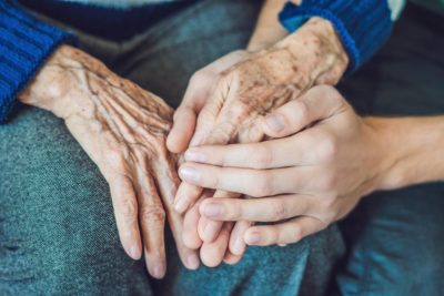 Gerade gegen Lebensende stellen viele Patienten Hausärzte und Pflegekräfte vor große Herausforderungen. Ethische Fallbesprechungen können helfen, im Sinne des Patienten zu entscheiden und alle Beteiligten entlasten. Ein Leitfaden.