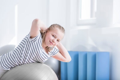 Adipositas, Hautprobleme, psychosomatische Erkrankungen: Die Gründe für eine Kinder- und Jugendreha können vielfältig sein. Gemein haben sie, dass der Antrag für den Hausarzt Fragen aufwerfen kann. Wir erklären, worauf es bei der Antragstellung ankommt – und wo Ärzte im Bedarfsfall Unterstützung erhalten.