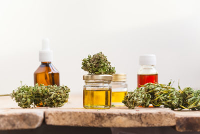Cannabis darf zu medizinischen Zwecken auch auf Rezept verordnet werden. Doch die Kasse trägt nur unter bestimmten Voraussetzungen die Kosten dafür. Das sollten Ärztinnen und Ärzte dabei beachten.