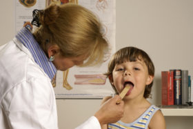 Kind. Arzt, Kinderarzt. Kinderärztin, Ärztin, Hals, Tonsillektomie, Tonsillotomie, Mandelentfernung