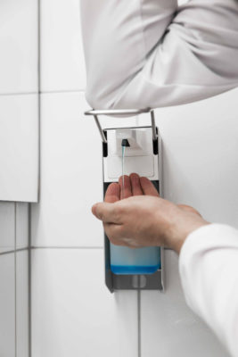 Als Ärztin oder Arzt können Sie Hilfsleistungen an nichtärztliche Mitarbeiterinnen oder Mitarbeiter delegieren. Dazu gehören MFA und speziell Versorgungsassistentinnen oder -assistenten in der Hausarztpraxis (VERAH®). Qualifizierte Angestellte können Sie beim Thema Hygiene umfassend unterstützen. Leistungen rund um Diagnostik, Therapie oder Prävention, die Ihre Fachkenntnis erfordern, bleiben in ärztlicher Hand.