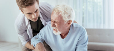Patienten mit chronischen Schmerzen in allen Formen und Stärken gehören zum Alltag einer Hausarztpraxis. Besonders knifflig wird es, wenn diese Patienten mit Beschwerden und neuen Medikamenten aus der Klinik nach Hause kommen. Wir fragten eine Hausärztin und einen Schmerztherapeuten zu ihren Ideen im Fall "Herr T.".