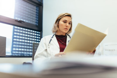 Zweideutige Abkürzungen und Briefe, die nicht zu Befunden passen: Viele Entlassbriefe von Klinikärzten sind missverständlich, zeigt eine Befragung von Hausärzten. Besonders dramatisch: Oft passieren bei Therapieempfehlungen Fehler.