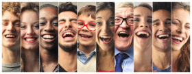 viele lachende Menschen