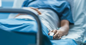 Patient in Krankenhausbett