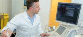 Arzt sonografiert