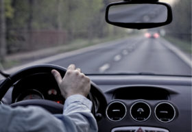 Mann beim Autofahren