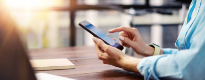 Für Patientinnen und Patienten soll die Digitalisierung im Gesundheitswesen vieles einfacher und besser machen. Doch ein Ärzteverband warnt vor Risiken durch ein Gesetz, über das aktuell beraten wird.