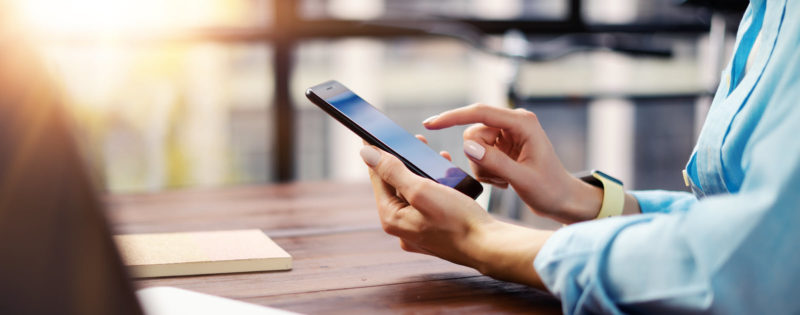 Für Patientinnen und Patienten soll die Digitalisierung im Gesundheitswesen vieles einfacher und besser machen. Doch ein Ärzteverband warnt vor Risiken durch ein Gesetz, über das aktuell beraten wird.