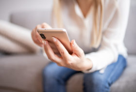 Frau mit Handy