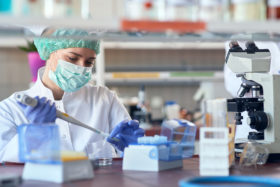 Laborantin an Reagenzglaesern