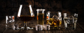 Gläser mit Alkohol