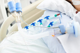 Patient wird in Klinik beatmet