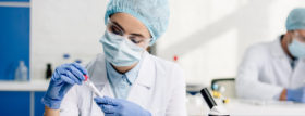 Frau in Labor mit Probe