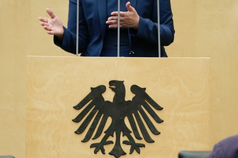 Mehr als 100 Themen hat der Bundesrat in einer Mammut-Sitzung beraten. Nach einer Krebserkrankung sollen Menschen demnach ein Recht erhalten, dass ihre Diagnose "gelöscht" wird. Und die weitgehenden Befugnisse des stark kritisierten Digital-Gesetzes will die Länderkammer gar noch ausdehnen. 6 Beschlüsse, die auch Hausarztpraxen betreffen (können) – vom Tankrabatt über die Nachrichtendienst-Reform bis hin zum Elterngeld.
