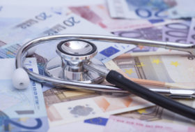 Geld und Stethoskop