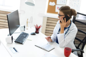 Ärztin am Telefon