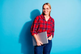 Nachwuchs, junge Frau mit Laptop