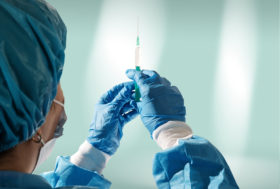 Mediziner zieht Impfstoff auf