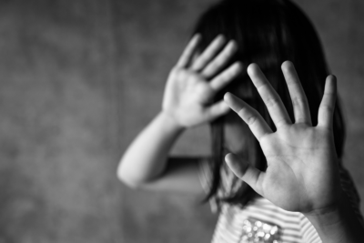 Kindesmisshandlung ist häufig, wird im Gesundheitswesen aber selten erkannt. Wie lässt sich das ändern?