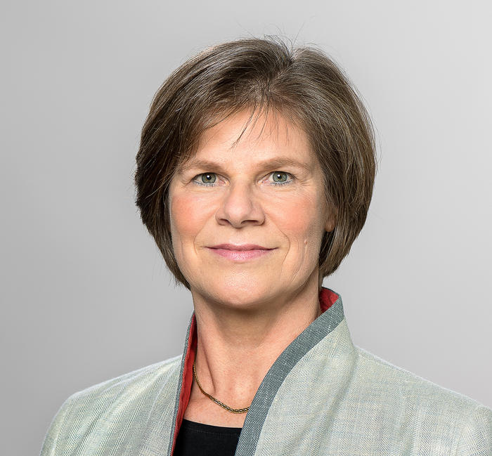 Prof. Dr. med. Ulrike Protzer ist Direktorin des Instituts für Virologie der Fakultät für Medizin der Technischen Universität München, Direktorin des Instituts für Virologie am Helmholtz Zentrum München und Mitglied im Vorstand des DZIF – Deutsches Zentrum für Infektionsforschung.