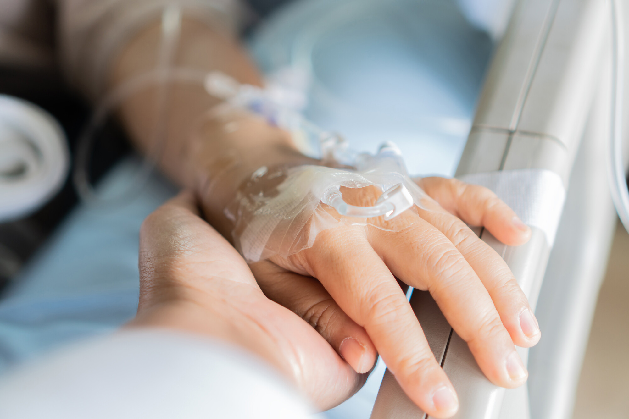 Der Anteil von Patienten, die Palliativversorgung erhalten, aber nicht an einem Tumor leiden, beträgt teilweise bis zu 40 Prozent. Der Palliativmediziner Dr. med. Christoph Gerhard, Dinslaken, erläutert im Expertengespräch, dass es nicht von bestimmten Diagnosen oder Krankheitsbildern abhängt, ob jemand Palliativversorgung benötigt, sondern vom Bedarf: Palliativmedizin ist für alle da, die sie brauchen.