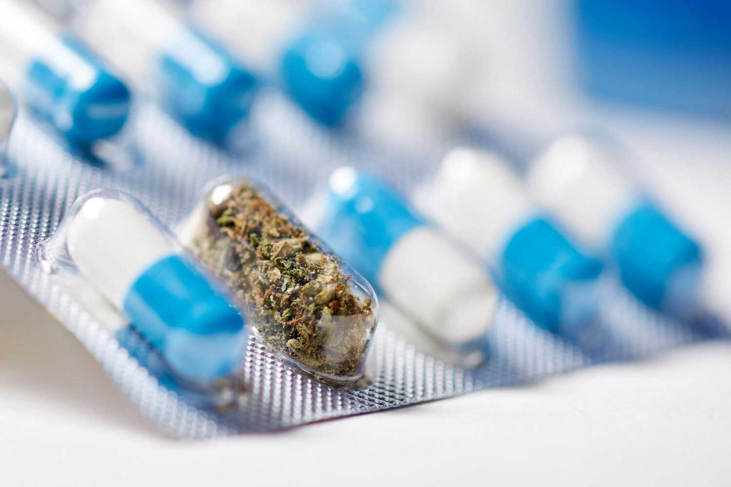 Seit März 2017 dürfen Ärzte Patienten mit schwerwiegenden Erkrankungen unter bestimmten Voraussetzungen getrocknete Cannabisblüten, Cannabisextrakte sowie Dronabinol- und Nabilon-haltige Arzneimittel verordnen. Für welche Patienten kommt die Therapie in Frage - und was muss bei der Verordnung beachtet werden?