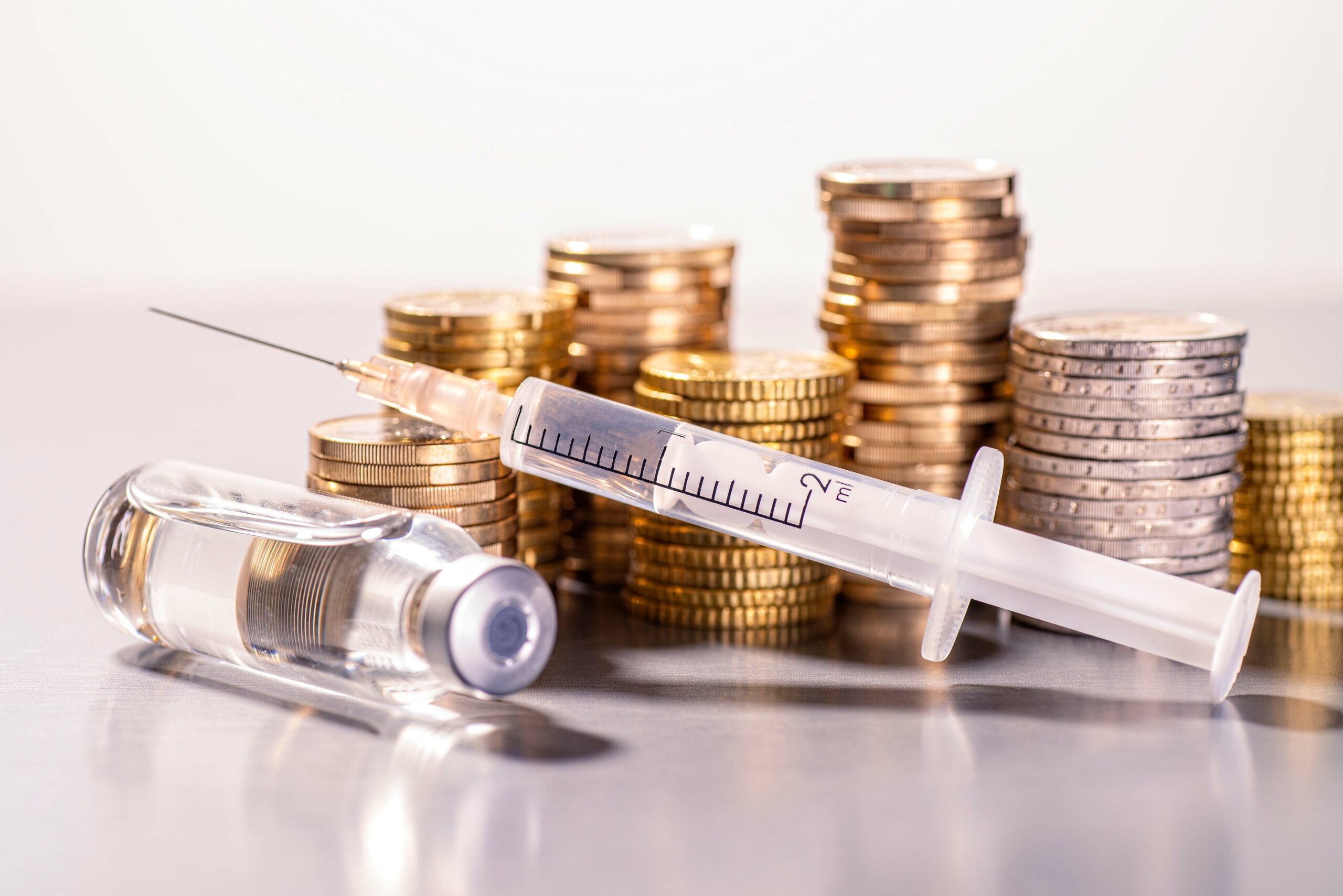 Impfspritze mit Geld