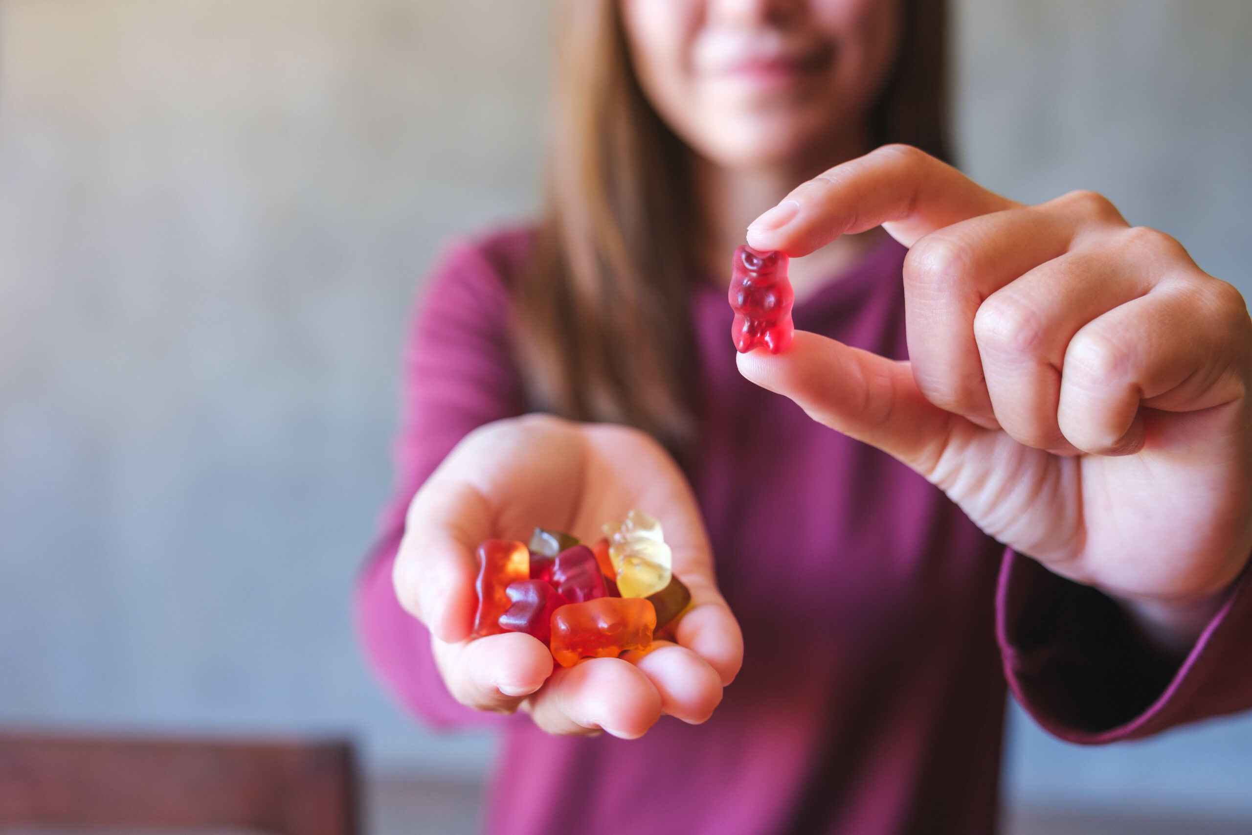Gummibären in einer Hand