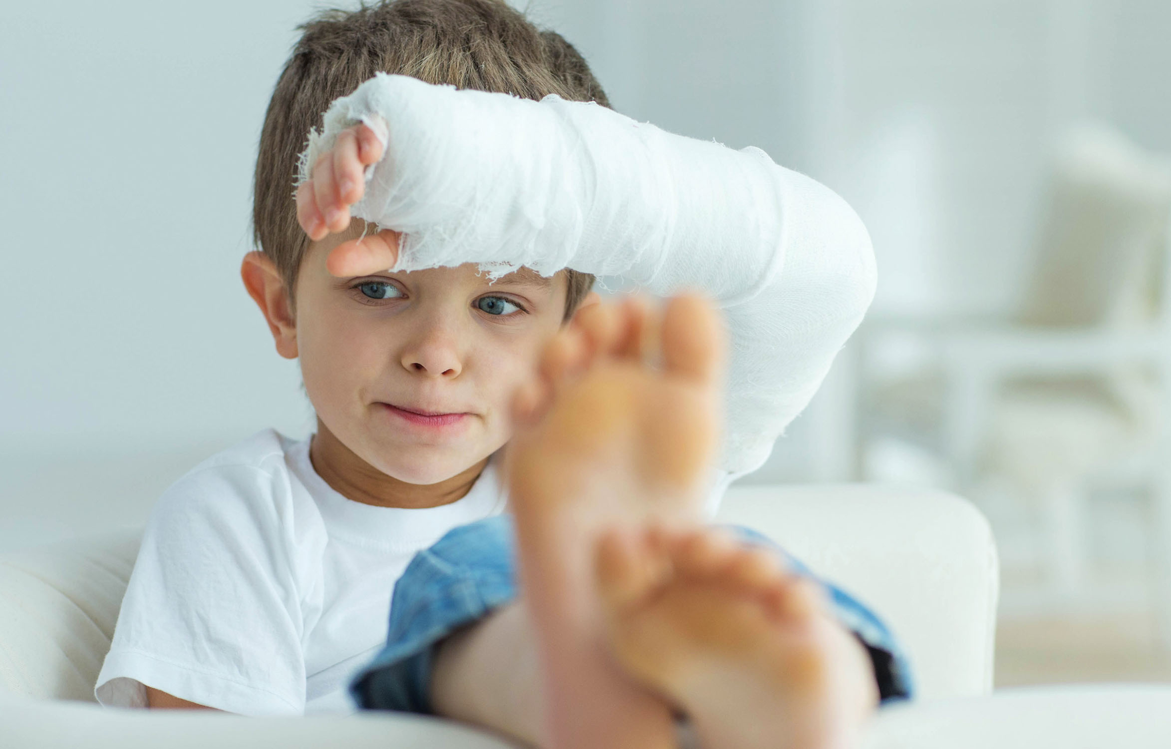 Junge mit gebrochenem Arm