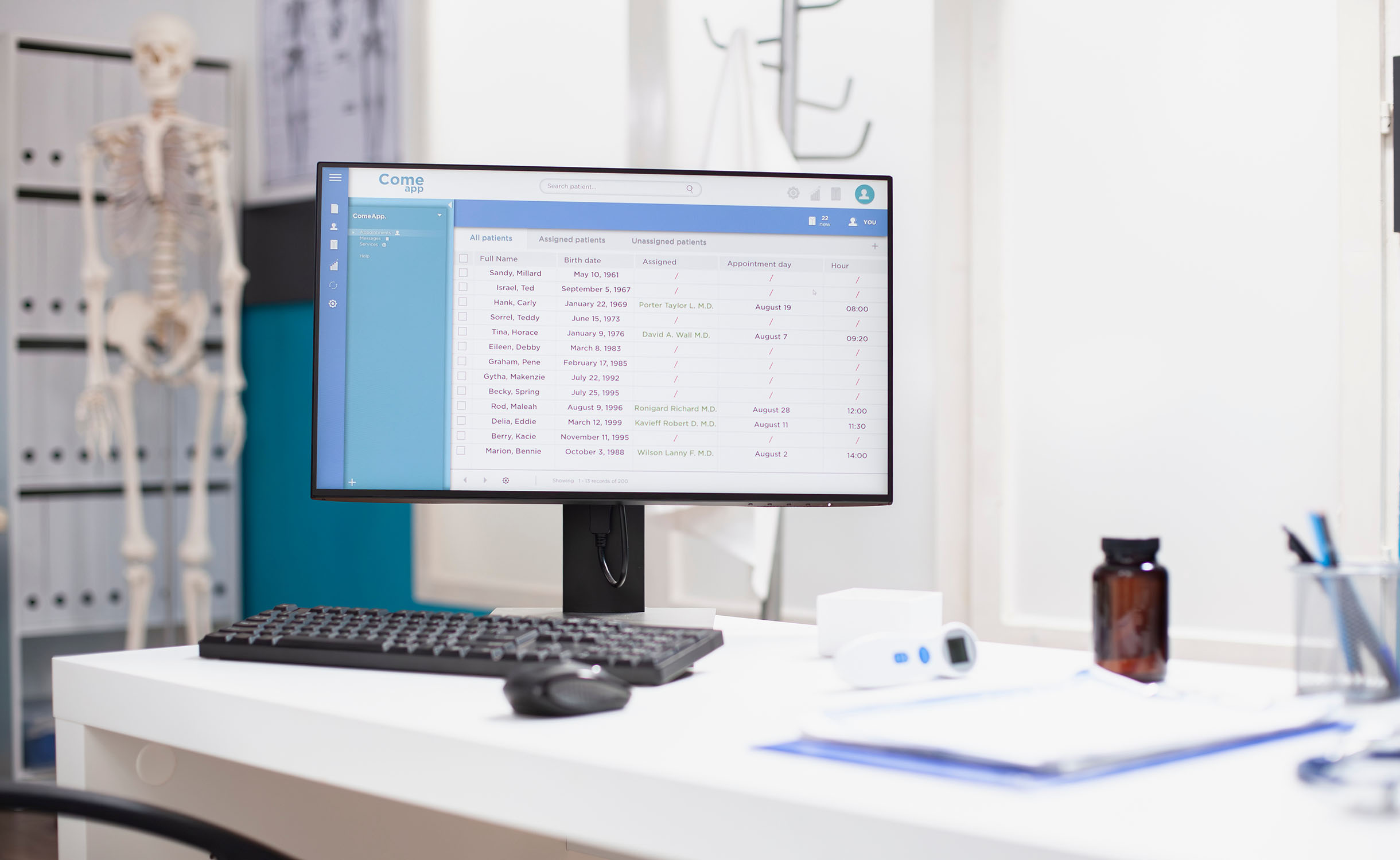 Computer steht auf Schreibtisch im Sprechstundenzimmer