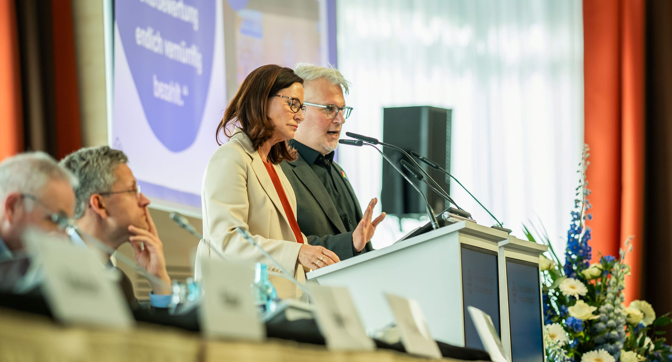 Prof. Nicola Buhlinger-Göpfarth und Dr. Markus Beier beim Bericht zur Lage auf der Frühjahrstagung in Köln am 9.5.2025