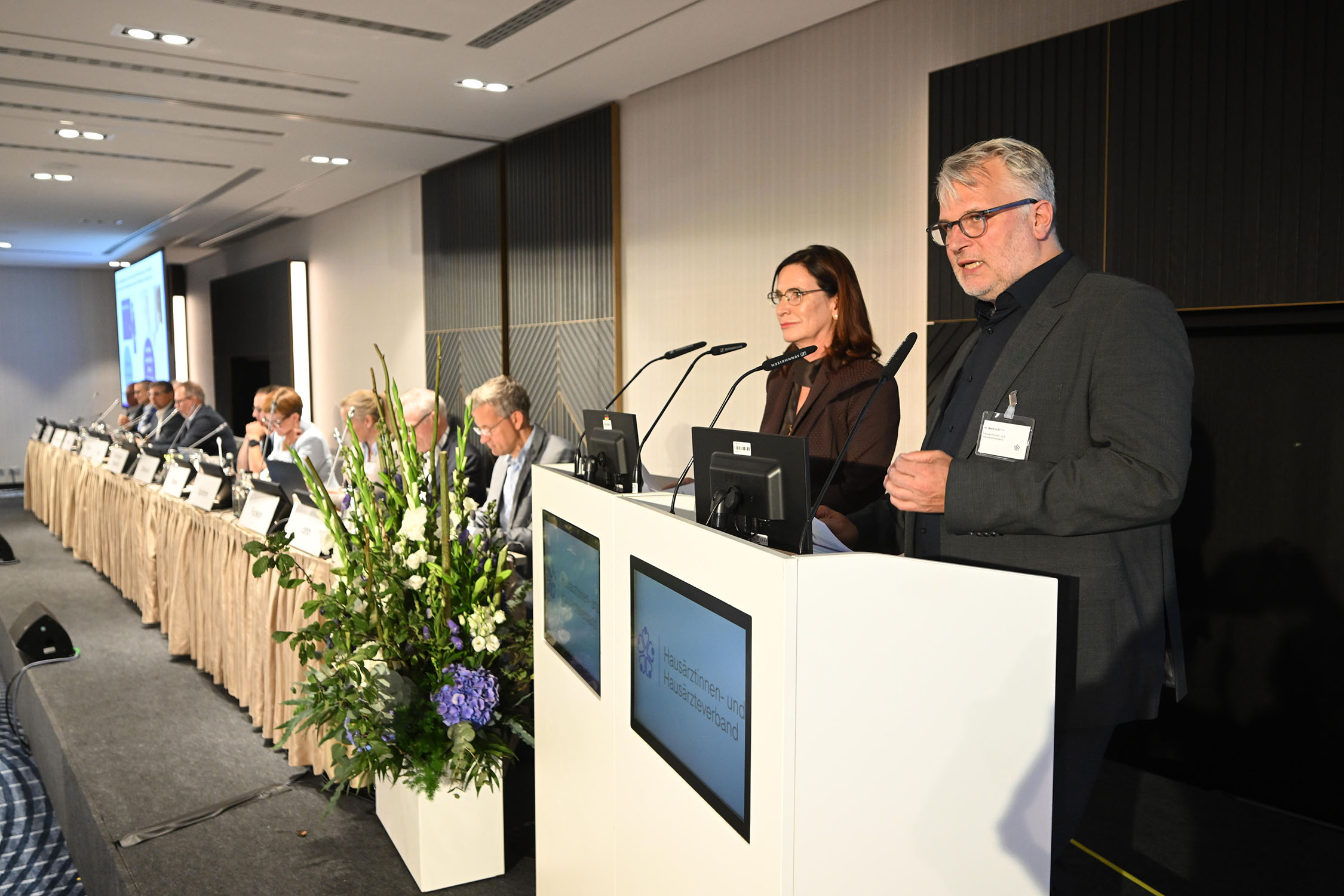 Dr. Markus Beier und Prof. Nicola Buhlinger-Göpfarth beim Bericht zur Lage auf dem Hausärztinnen- und Hausärztetag in Berlin am 18.9.2025