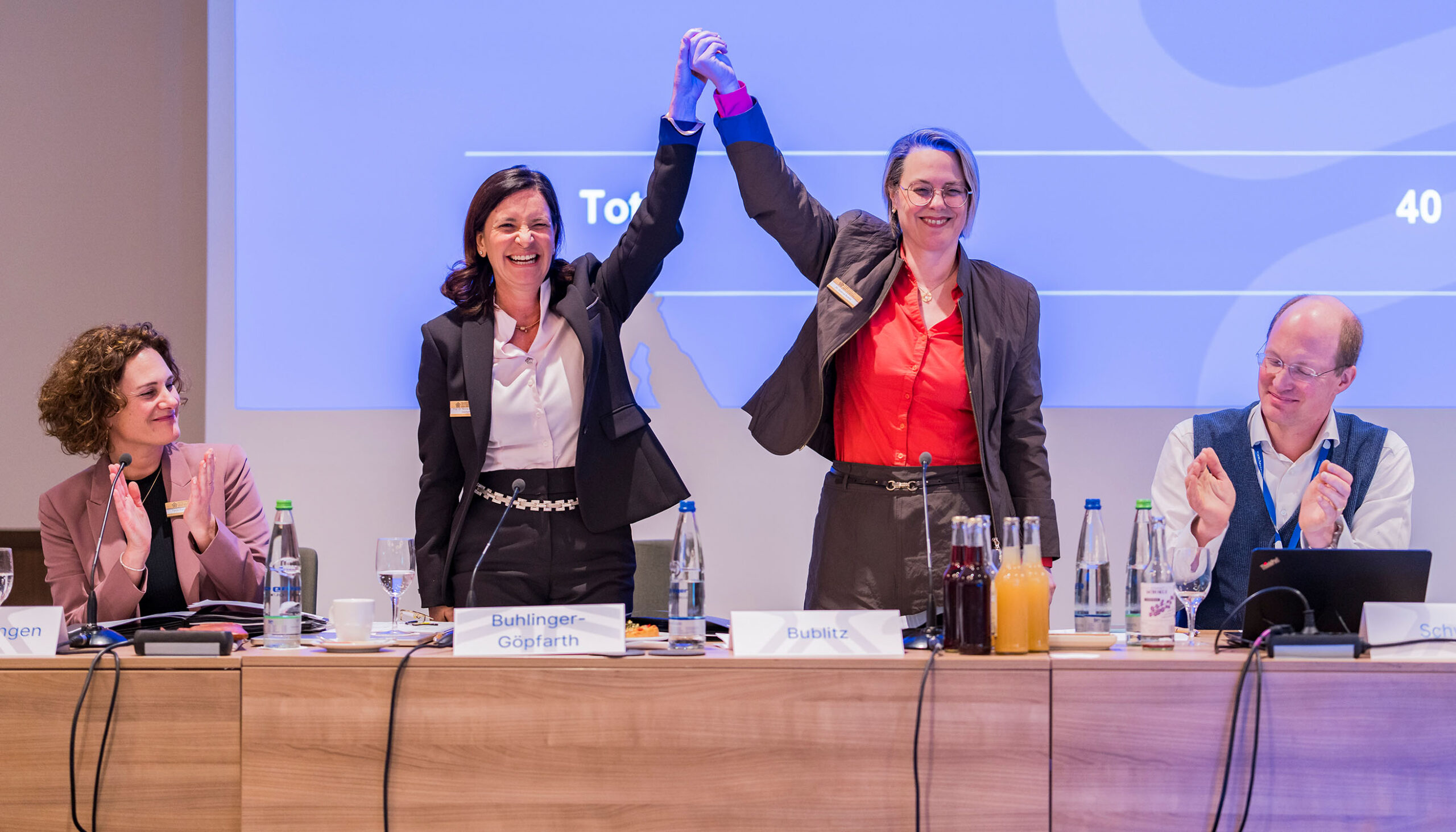 Prof. Nicola Buhlinger-Göpfarth und Dr. Susanne Bublitz (m.) gehen als Doppelspitze in eine weitere Amtszeit.