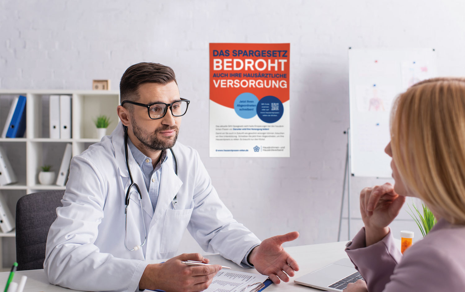 Arzt im Gespräch mit einer Patientin