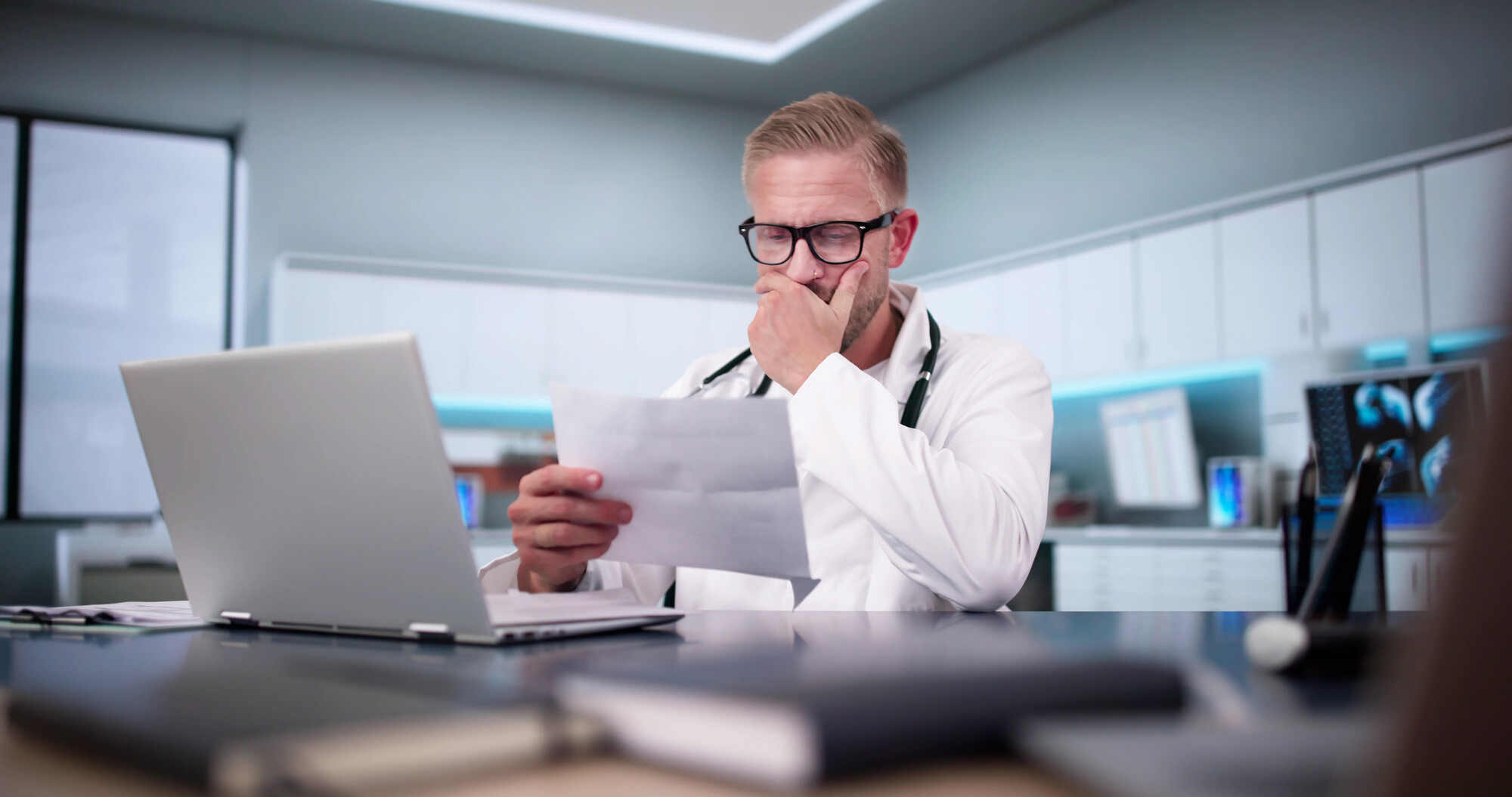 Die beiden Ärzte einer BAG staunen nicht schlecht: Nachdem sie zu einem Regress Stellung genommen hatten, haben sie fast zehn Jahre nichts von der Kasse gehört. Dann flattert ein Regress ins Haus – ist das rechtens?