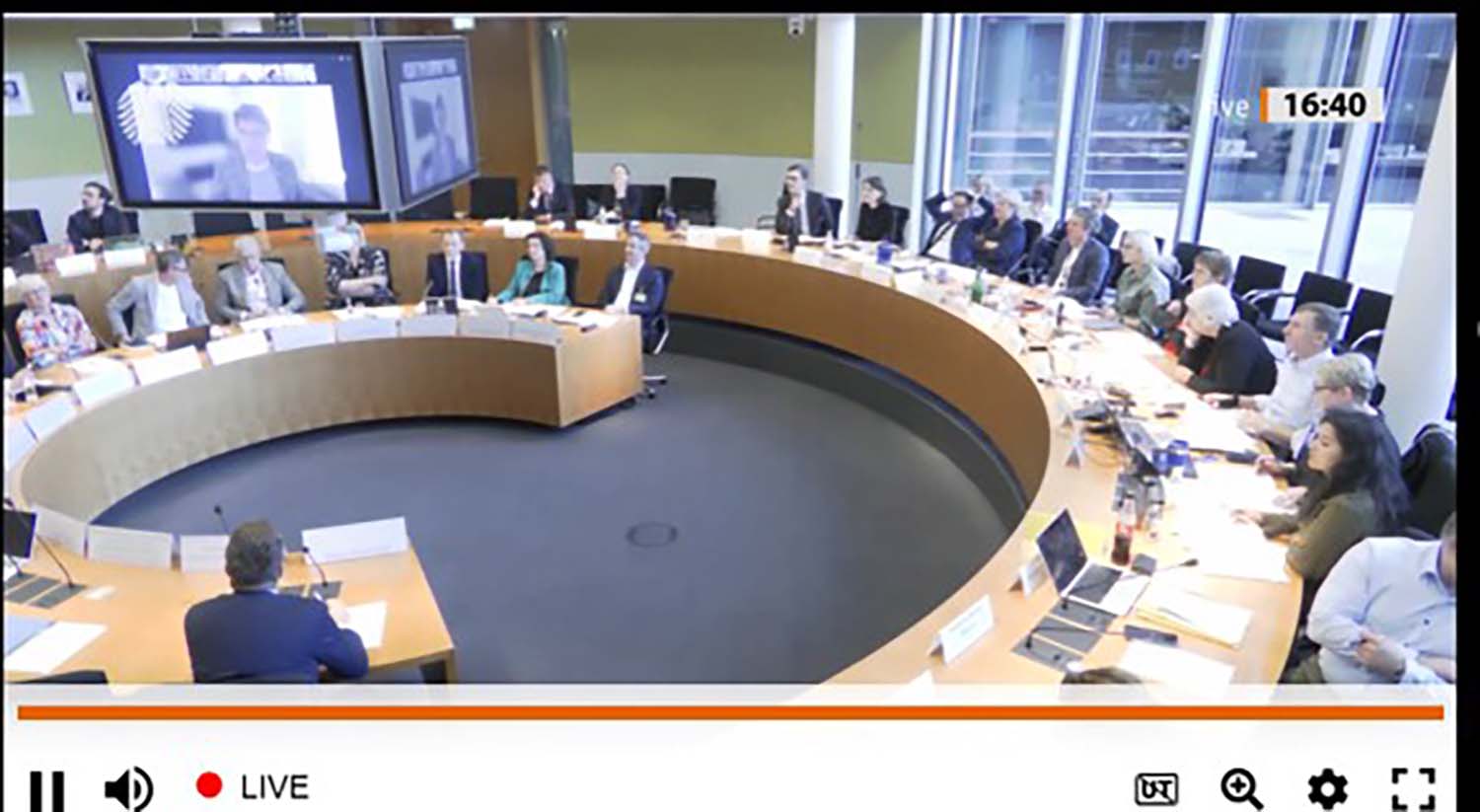 Bei der Anhörung im Gesundheitsausschuss zum GKV-Beitragssatzstabilisierungsgesetz am Mittwoch (8.10.) begrüßte der Hausärztinnen- und Hausärzteverband die geplante Rücknahme der Fixkostendegression in der Hausarztzentrierten Versorgung (HZV). Dies verdiene Anerkennung. 